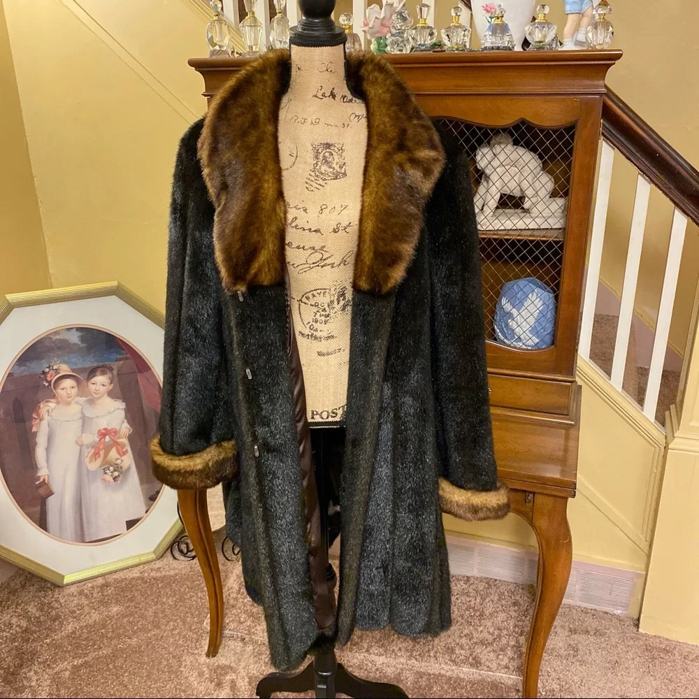 Pamela McCoy Faux Fur Coat.  EUC. - Picture 5 of 16